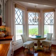 Как да планирате и подредите кухня с еркерен прозорец?